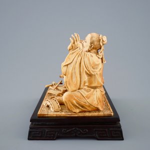 Un groupe en ivoire sculpté d'un charpentier avec son élève, vers 1900 — photo 5