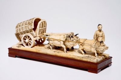 Un groupe en ivoire sculpté d'un paysan avec une carosse aux buffles, Chine, début du 20ème