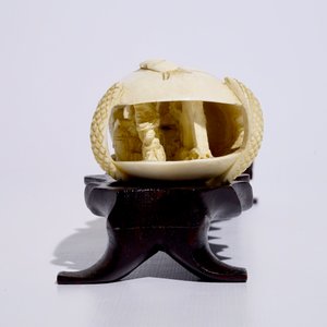 Un groupe en ivoire sculpté en forme d'un coquillage sur socle en bois, début du 20ème — photo 3