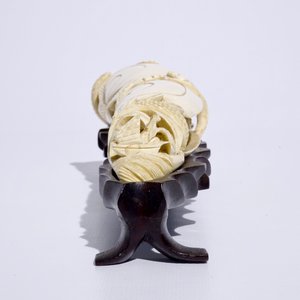 Un groupe en ivoire sculpté en forme d'un coquillage sur socle en bois, début du 20ème — photo 4
