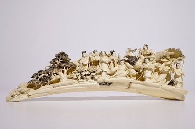 Un groupe en ivoire sculpté figurant des musiciennes autour d'un phénix, début du 20ème