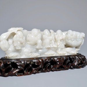 Un groupe en jade blanc figurant des garçons sur socle en bois sculpté, Qing — photo 1