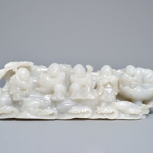Un groupe en jade blanc figurant des garçons sur socle en bois sculpté, Qing — photo 2