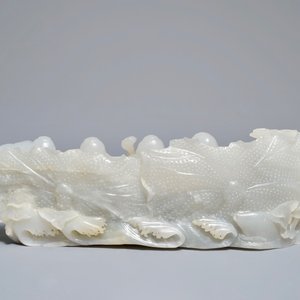 Un groupe en jade blanc figurant des garçons sur socle en bois sculpté, Qing — photo 4