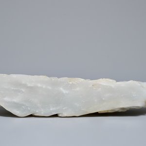 Un groupe en jade blanc figurant des garçons sur socle en bois sculpté, Qing — photo 6