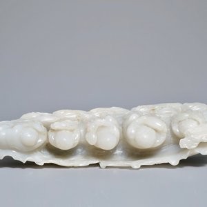 Un groupe en jade blanc figurant des garçons sur socle en bois sculpté, Qing — photo 7