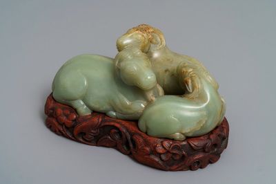 Un groupe en jade céladon et rouille figurant trois béliers sur socle en bois sculpté, Chine, 18/19ème