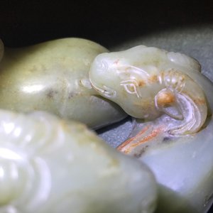 Un groupe en jade céladon et rouille figurant trois béliers sur socle en bois sculpté, Chine, 18/19ème — photo 11