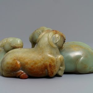 Un groupe en jade céladon et rouille figurant trois béliers sur socle en bois sculpté, Chine, 18/19ème — photo 4