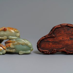 Un groupe en jade céladon et rouille figurant trois béliers sur socle en bois sculpté, Chine, 18/19ème — photo 6