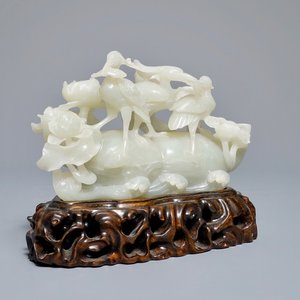 Un groupe en jade céladon figurant des grues sur socle en bois sculpté, Qing — photo 1