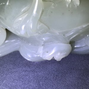 Un groupe en jade céladon figurant des grues sur socle en bois sculpté, Qing — photo 17