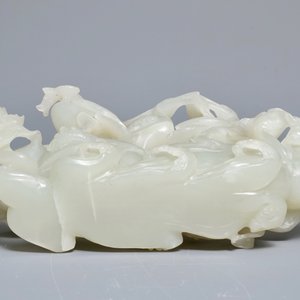 Un groupe en jade céladon figurant des grues sur socle en bois sculpté, Qing — photo 7