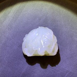 Un groupe en jade céladon figurant deux singes sur une pêche, Chine, 19ème — photo 12