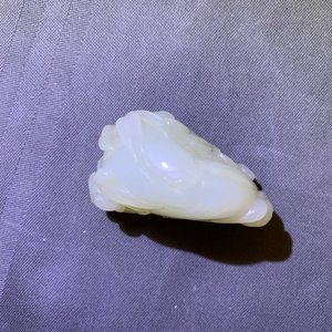 Un groupe en jade céladon figurant une pêche et deux singes, Chine, 19/20ème — photo 11