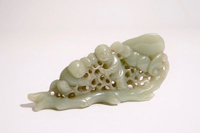 Un groupe en jade céladon sculpté figurant des garçons sur un lingzhi, 19ème