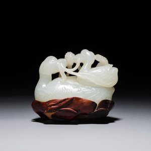 Un groupe en jade sculpté figurant deux canards mandarin sur feuille de lotus, 19ème — photo 1
