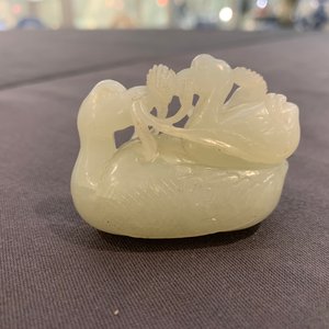 Un groupe en jade sculpté figurant deux canards mandarin sur feuille de lotus, 19ème — photo 14