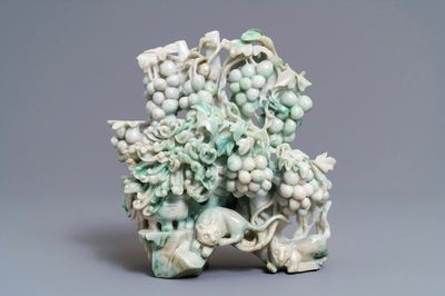 Un groupe en jadéite sculptée figurant deux chats entourés de raisins et fleurs, Chine, 20ème