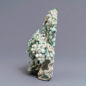 Un groupe en jadéite sculptée figurant deux chats entourés de raisins et fleurs, Chine, 20ème — photo 4