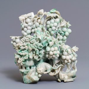 Un groupe en jadéite sculptée figurant deux chats entourés de raisins et fleurs, Chine, 20ème — photo 1