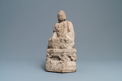 Un groupe en pierre sculptée figurant Bouddha sur un trône, Wei ou après