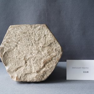 Un groupe en pierre sculptée figurant Bouddha sur un trône, Wei ou après — photo 11