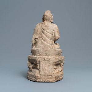 Un groupe en pierre sculptée figurant Bouddha sur un trône, Wei ou après — photo 4