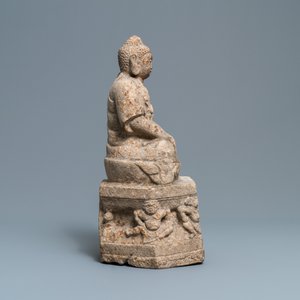 Un groupe en pierre sculptée figurant Bouddha sur un trône, Wei ou après — photo 5