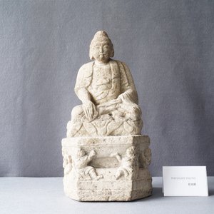 Un groupe en pierre sculptée figurant Bouddha sur un trône, Wei ou après — photo 8