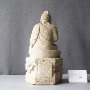 Un groupe en pierre sculptée figurant Bouddha sur un trône, Wei ou après — photo 9