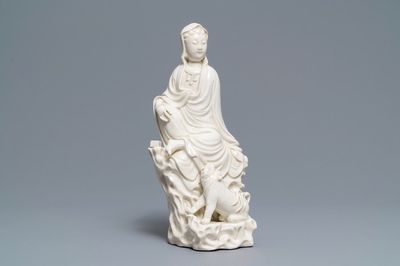 Un groupe en porcelaine blanc de Chine de Dehua figurant Guanyin au tigre, 18/19ème