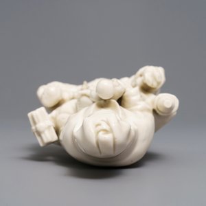 Un groupe en porcelaine blanc de Chine de Dehua figurant Guanyin aux enfants, Kangxi — photo 6