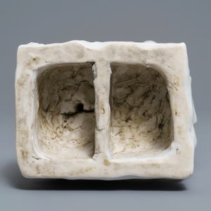 Un groupe en porcelaine blanc de Chine de Dehua figurant Magu avec un cerf, marque en creux, 18/19ème — photo 5