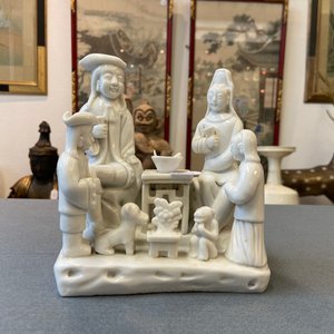 Un groupe en porcelaine blanc de Chine de Dehua figurant une famille hollandaise, Kangxi — photo 9