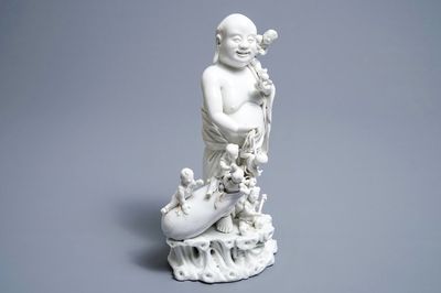 Un groupe en porcelaine blanc de Chine figurant Bouddha et des garçons jouants, République, 20ème