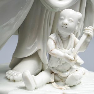 Un groupe en porcelaine blanc de Chine figurant Bouddha et des garçons jouants, République, 20ème — photo 11