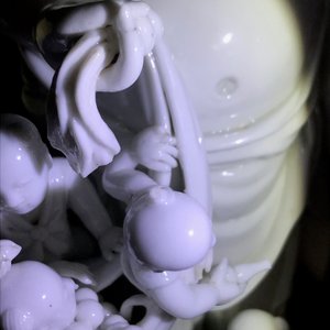 Un groupe en porcelaine blanc de Chine figurant Bouddha et des garçons jouants, République, 20ème — photo 26