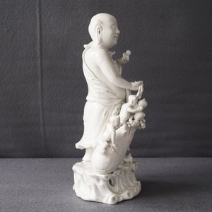 Un groupe en porcelaine blanc de Chine figurant Bouddha et des garçons jouants, République, 20ème — photo 40