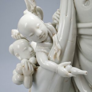 Un groupe en porcelaine blanc de Chine figurant Bouddha et des garçons jouants, République, 20ème — photo 10