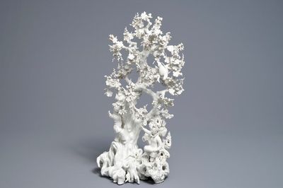 Un groupe en porcelaine blanc de Chine figurant deux femmes autour d'un arbre, 18ème