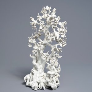Un groupe en porcelaine blanc de Chine figurant deux femmes autour d'un arbre, 18ème — photo 1