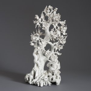 Un groupe en porcelaine blanc de Chine figurant deux femmes autour d'un arbre, 18ème — photo 26