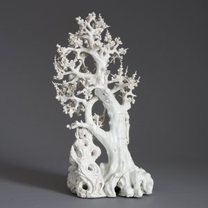 Un groupe en porcelaine blanc de Chine figurant deux femmes autour d'un arbre, 18ème — photo 28