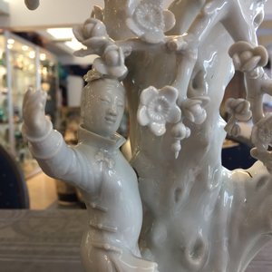 Un groupe en porcelaine blanc de Chine figurant deux femmes autour d'un arbre, 18ème — photo 31