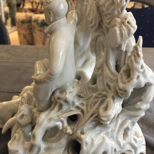 Un groupe en porcelaine blanc de Chine figurant deux femmes autour d'un arbre, 18ème — photo 37