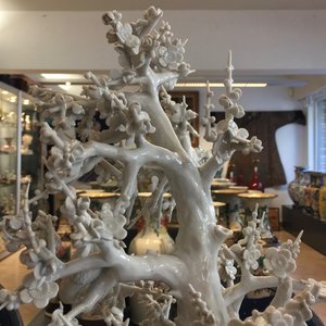 Un groupe en porcelaine blanc de Chine figurant deux femmes autour d'un arbre, 18ème — photo 39