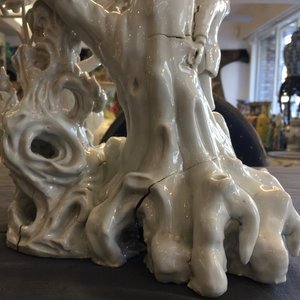 Un groupe en porcelaine blanc de Chine figurant deux femmes autour d'un arbre, 18ème — photo 40