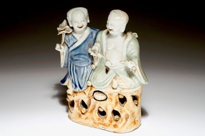Un groupe en porcelaine de Chine des frères Hehe Erxian en céladon et bleu et blanc, Qianlong