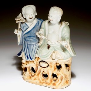 Un groupe en porcelaine de Chine des frères Hehe Erxian en céladon et bleu et blanc, Qianlong — photo 1